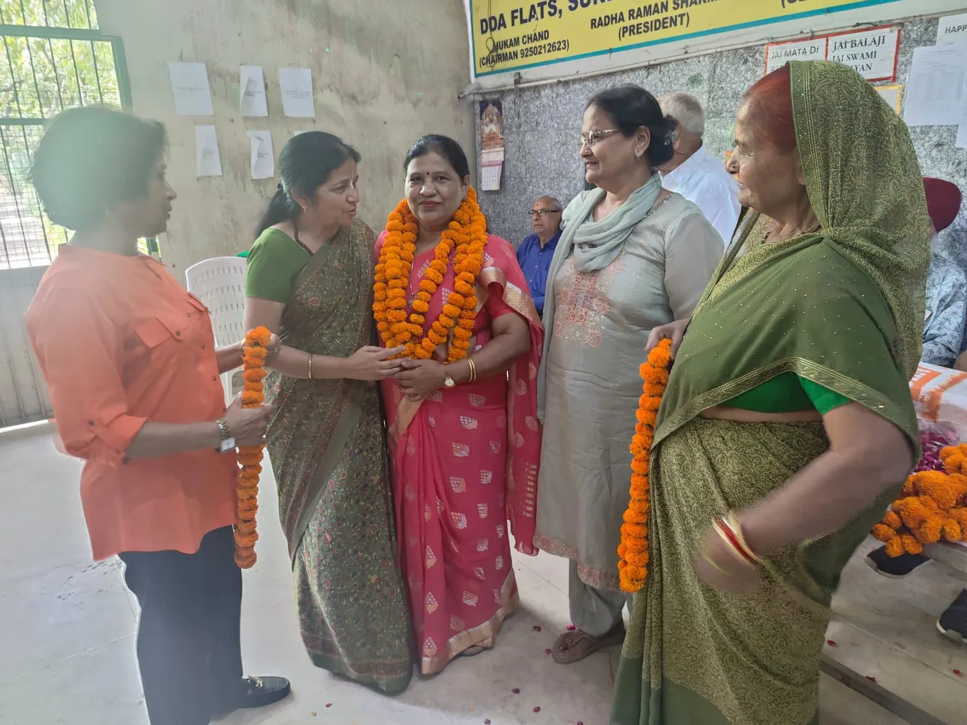 सीनियर सिटीजन्स वेलफेयर एसोसिएशन, हुकम चंद पार्क में सम्मान समारोह — तस्वीर 1 में से 2