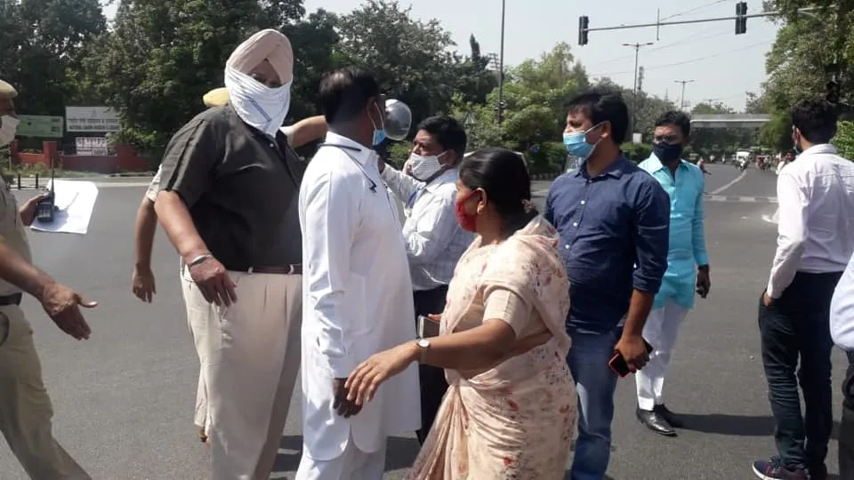 हुकुमचंद पार्क, सनलाइट कॉलोनी नंबर 2 में वरिष्ठ नागरिकों के लिए योगा हॉल का उद्घाटन — तस्वीर 5 में से 6