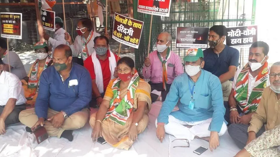 अंबेडकर पार्क में हाथरस पीड़िता को इंसाफ दिलाने हेतु सत्याग्रह — तस्वीर 1 में से 6