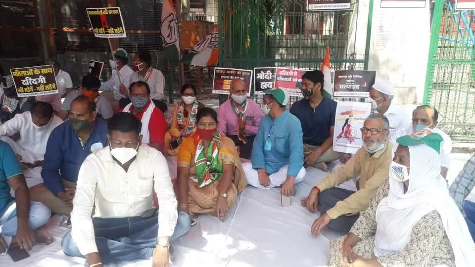 अंबेडकर पार्क में हाथरस पीड़िता को इंसाफ दिलाने हेतु सत्याग्रह — तस्वीर 3 में से 6