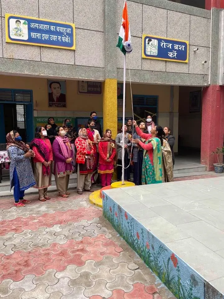 गणतंत्र दिवस से पूर्व विद्यालय भ्रमण (विवरण अनुपलब्ध) — तस्वीर 4 में से 6
