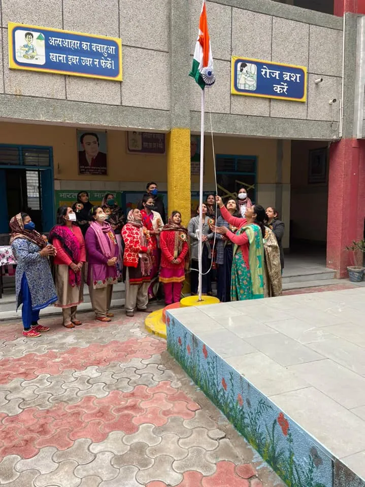 72वें गणतंत्र दिवस पर एसडीएमसी विद्यालयों में ध्वजारोहण — तस्वीर 2 में से 6