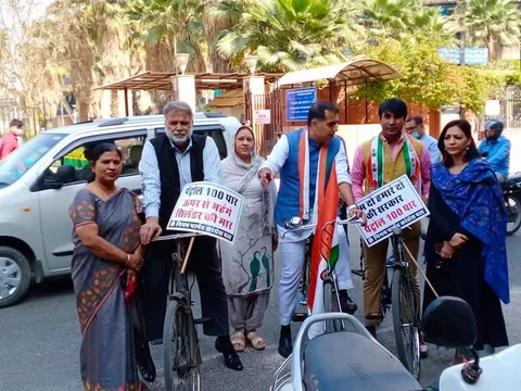 पेट्रोल-डीजल के बढ़ते दामों के खिलाफ साइकिल विरोध प्रदर्शन