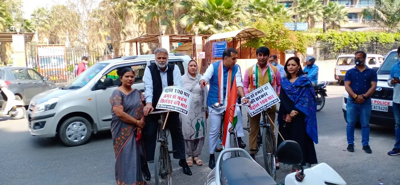 पेट्रोल-डीजल के बढ़ते दामों के खिलाफ साइकिल विरोध प्रदर्शन — तस्वीर 1 में से 5