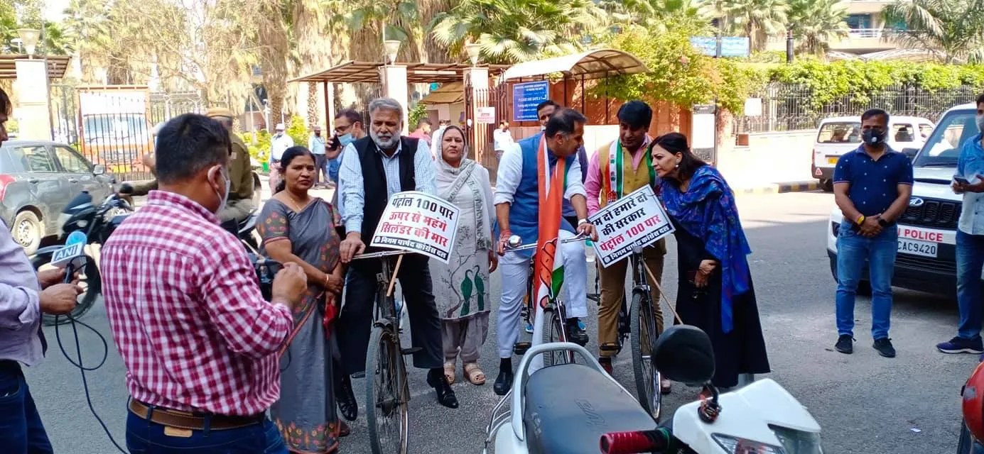 पेट्रोल-डीजल के बढ़ते दामों के खिलाफ साइकिल विरोध प्रदर्शन — तस्वीर 2 में से 5