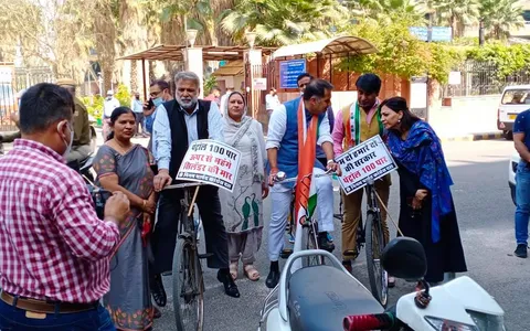 पेट्रोल-डीजल के बढ़ते दामों के खिलाफ साइकिल विरोध प्रदर्शन