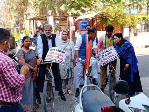 पेट्रोल-डीजल के बढ़ते दामों के खिलाफ साइकिल विरोध प्रदर्शन — 2