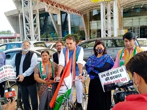 पेट्रोल-डीजल के बढ़ते दामों के खिलाफ साइकिल विरोध प्रदर्शन — 3