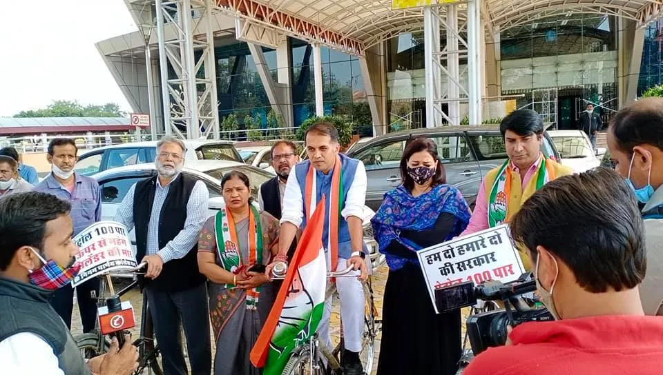 पेट्रोल-डीजल के बढ़ते दामों के खिलाफ साइकिल विरोध प्रदर्शन — तस्वीर 3 में से 5
