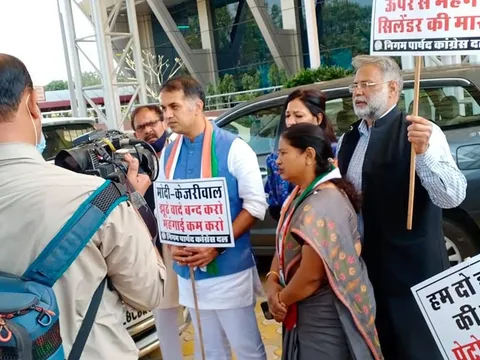 पेट्रोल-डीजल के बढ़ते दामों के खिलाफ साइकिल विरोध प्रदर्शन — 4