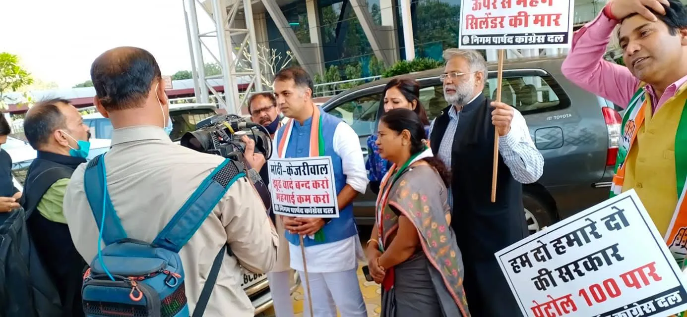 पेट्रोल-डीजल के बढ़ते दामों के खिलाफ साइकिल विरोध प्रदर्शन — तस्वीर 4 में से 5