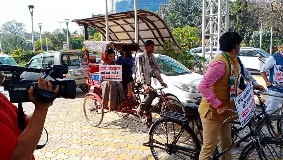 पेट्रोल-डीजल के बढ़ते दामों के खिलाफ साइकिल विरोध प्रदर्शन — तस्वीर 5 में से 5