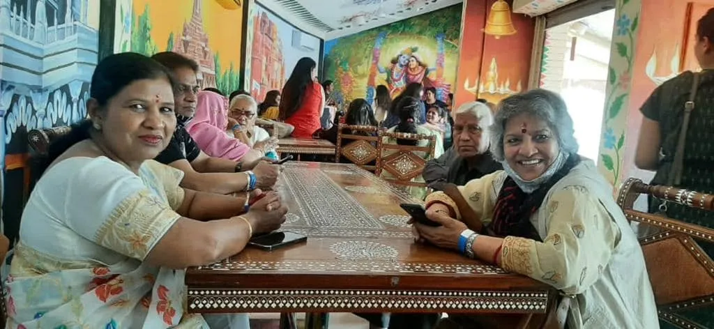 नोएडा हाट में वरिष्ठ नागरिकों के साथ महिला दिवस मनाया गया — तस्वीर 2 में से 5