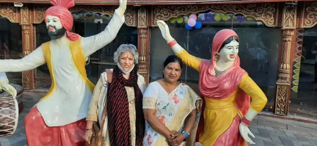 नोएडा हाट में वरिष्ठ नागरिकों के साथ महिला दिवस मनाया गया — तस्वीर 3 में से 5