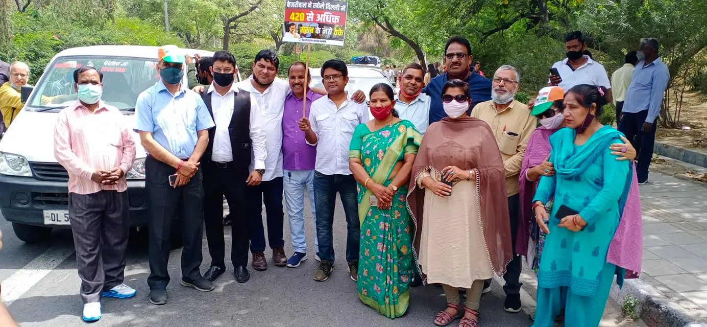 शराब पीने की न्यूनतम आयु घटाए जाने के खिलाफ कांग्रेस का विरोध प्रदर्शन — तस्वीर 1 में से 13