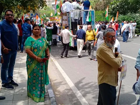 शराब पीने की न्यूनतम आयु घटाए जाने के खिलाफ कांग्रेस का विरोध प्रदर्शन — 2