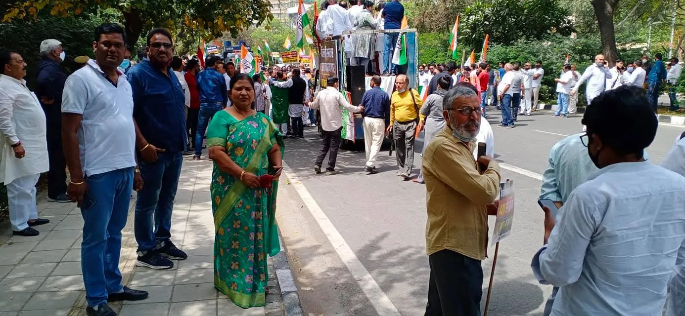 शराब पीने की न्यूनतम आयु घटाए जाने के खिलाफ कांग्रेस का विरोध प्रदर्शन — तस्वीर 2 में से 13