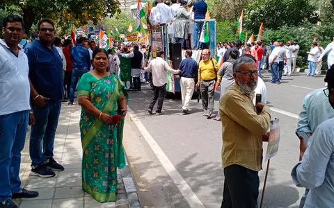 शराब पीने की न्यूनतम आयु घटाए जाने के खिलाफ कांग्रेस का विरोध प्रदर्शन