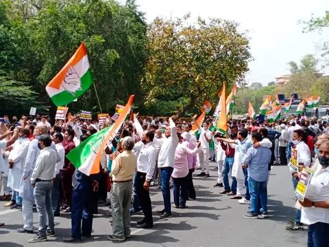 शराब पीने की न्यूनतम आयु घटाए जाने के खिलाफ कांग्रेस का विरोध प्रदर्शन — 4
