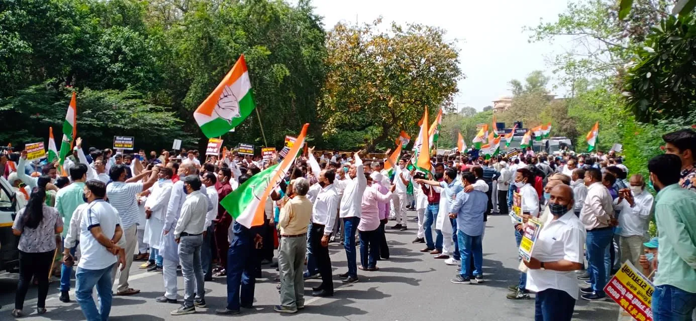 शराब पीने की न्यूनतम आयु घटाए जाने के खिलाफ कांग्रेस का विरोध प्रदर्शन — तस्वीर 4 में से 13