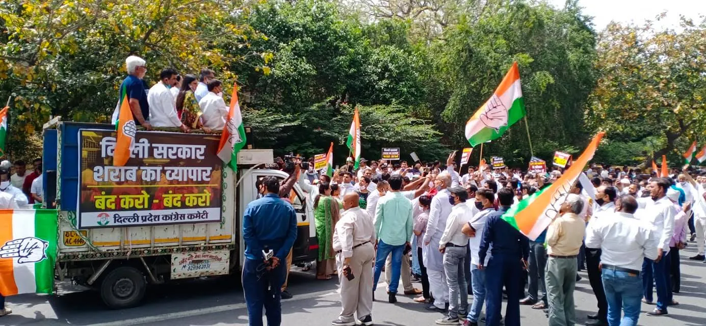 शराब पीने की न्यूनतम आयु घटाए जाने के खिलाफ कांग्रेस का विरोध प्रदर्शन — तस्वीर 5 में से 13