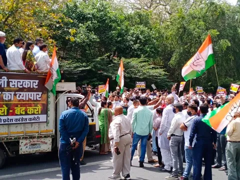 शराब पीने की न्यूनतम आयु घटाए जाने के खिलाफ कांग्रेस का विरोध प्रदर्शन — 5