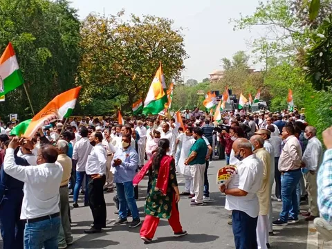 शराब पीने की न्यूनतम आयु घटाए जाने के खिलाफ कांग्रेस का विरोध प्रदर्शन — 6