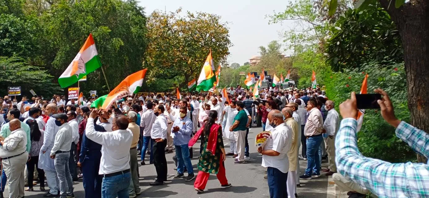 शराब पीने की न्यूनतम आयु घटाए जाने के खिलाफ कांग्रेस का विरोध प्रदर्शन — तस्वीर 6 में से 13
