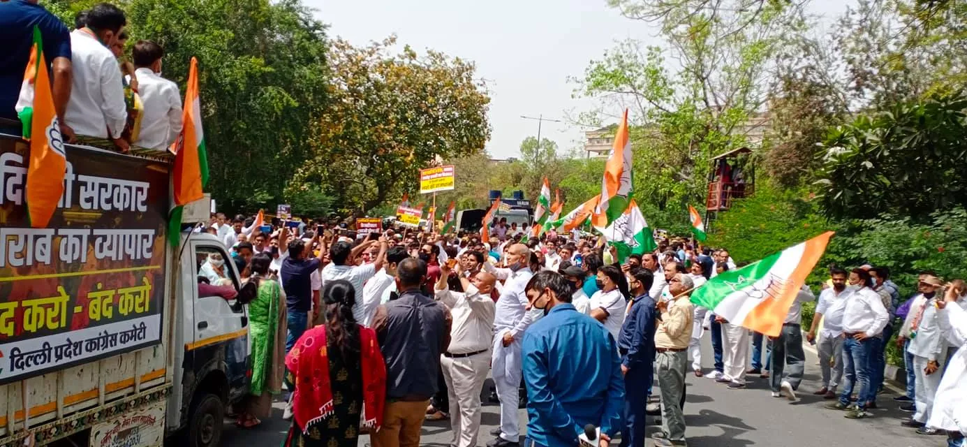 शराब पीने की न्यूनतम आयु घटाए जाने के खिलाफ कांग्रेस का विरोध प्रदर्शन — तस्वीर 7 में से 13