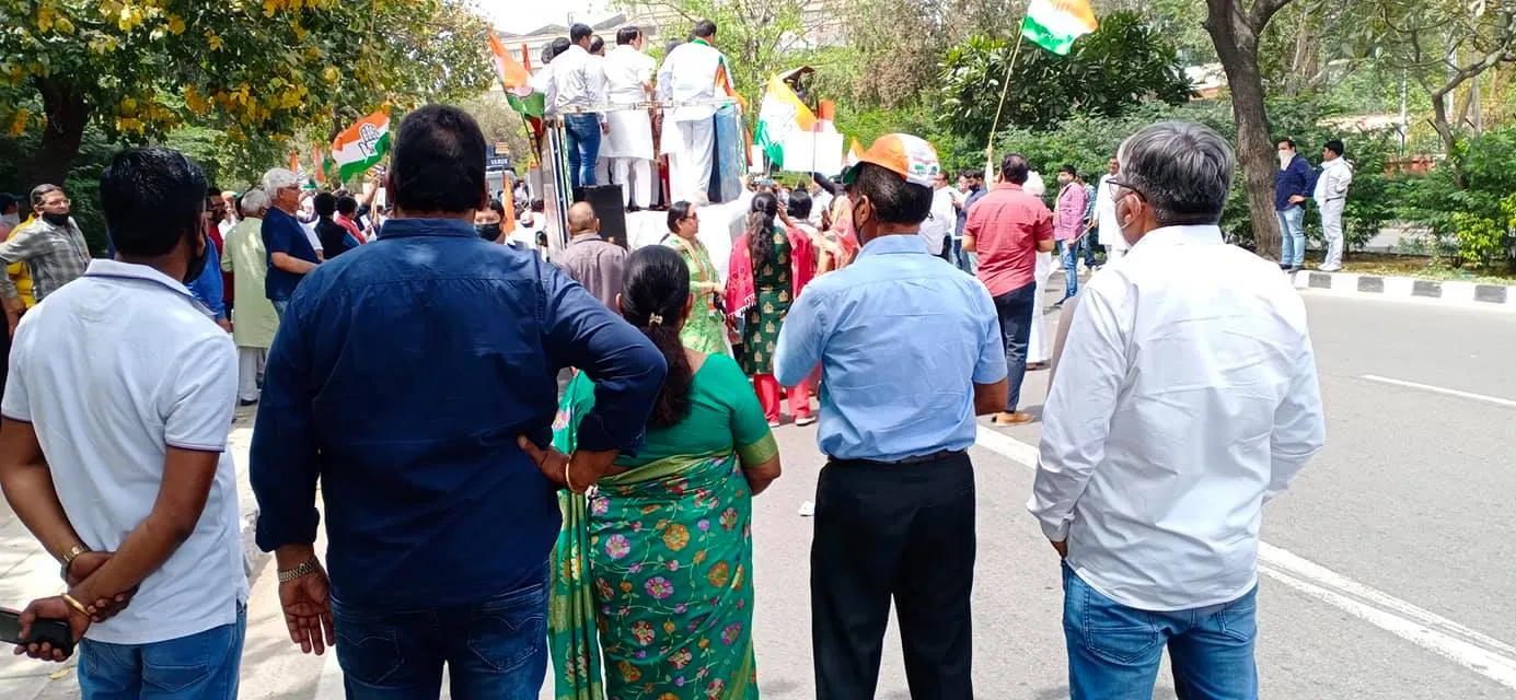 शराब पीने की न्यूनतम आयु घटाए जाने के खिलाफ कांग्रेस का विरोध प्रदर्शन — तस्वीर 8 में से 13