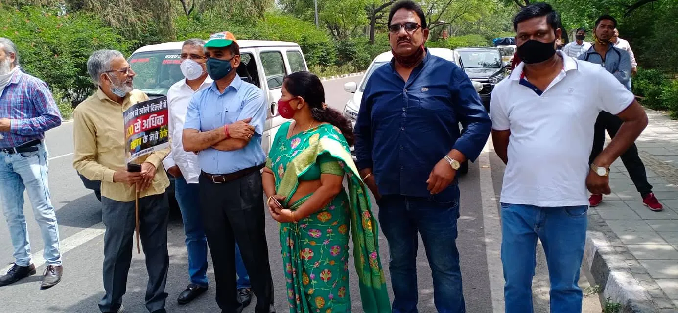 शराब पीने की न्यूनतम आयु घटाए जाने के खिलाफ कांग्रेस का विरोध प्रदर्शन — तस्वीर 9 में से 13