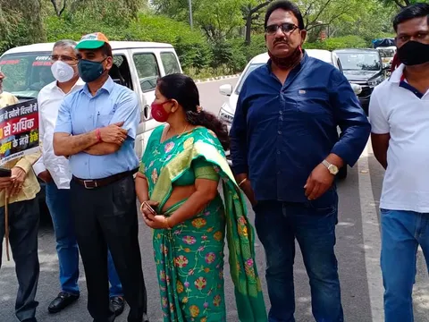 शराब पीने की न्यूनतम आयु घटाए जाने के खिलाफ कांग्रेस का विरोध प्रदर्शन — 9
