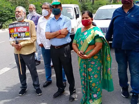 शराब पीने की न्यूनतम आयु घटाए जाने के खिलाफ कांग्रेस का विरोध प्रदर्शन — 10