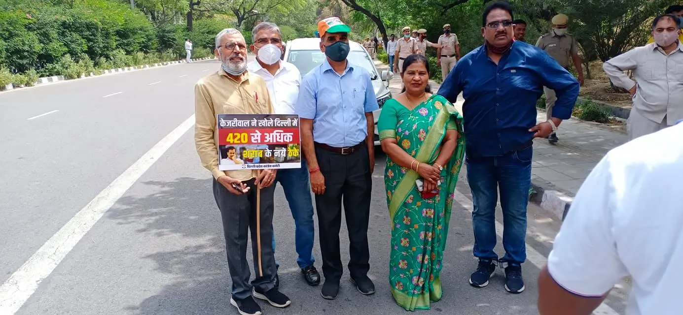 शराब पीने की न्यूनतम आयु घटाए जाने के खिलाफ कांग्रेस का विरोध प्रदर्शन — तस्वीर 11 में से 13