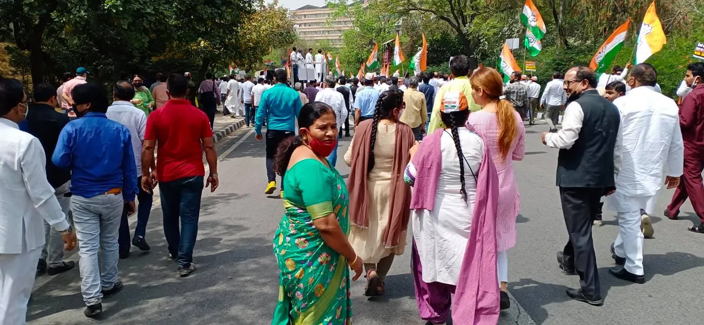 शराब पीने की न्यूनतम आयु घटाए जाने के खिलाफ कांग्रेस का विरोध प्रदर्शन — तस्वीर 12 में से 13