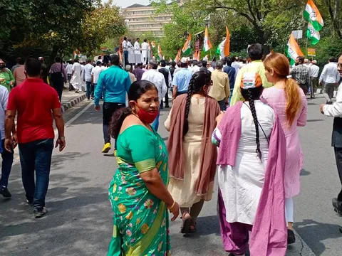 शराब पीने की न्यूनतम आयु घटाए जाने के खिलाफ कांग्रेस का विरोध प्रदर्शन — 12