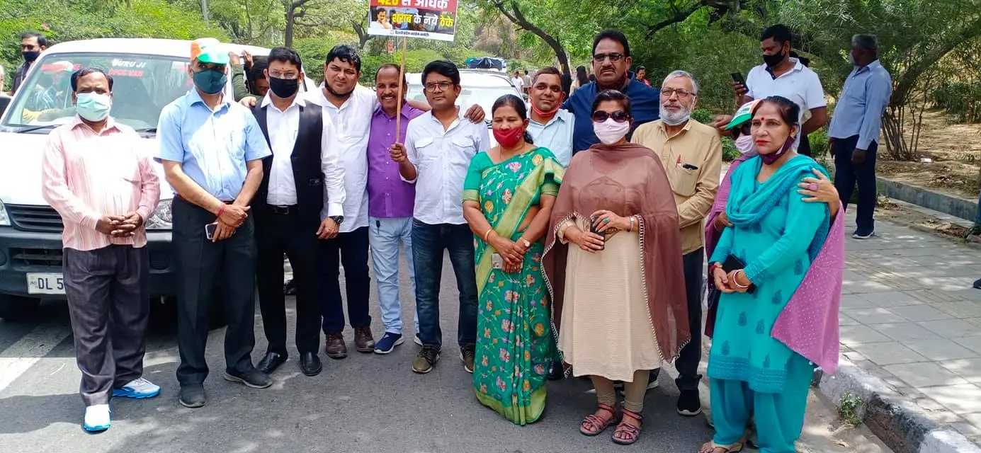 शराब पीने की न्यूनतम आयु घटाए जाने के खिलाफ कांग्रेस का विरोध प्रदर्शन — तस्वीर 13 में से 13