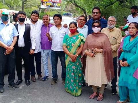 शराब पीने की न्यूनतम आयु घटाए जाने के खिलाफ कांग्रेस का विरोध प्रदर्शन — 13