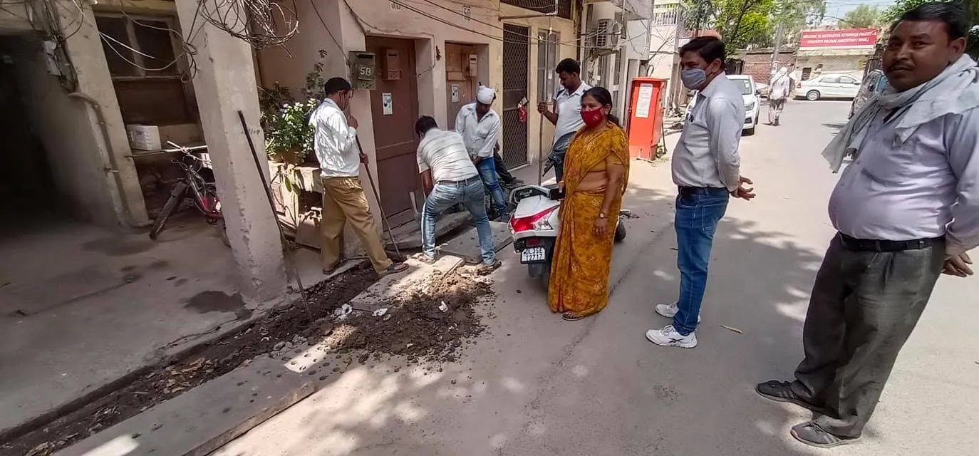 सिद्धार्थ एक्सटेंशन पॉकेट A में बरसाती नालियों की सफाई — तस्वीर 1 में से 8