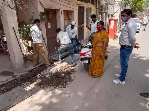 सिद्धार्थ एक्सटेंशन पॉकेट A में बरसाती नालियों की सफाई