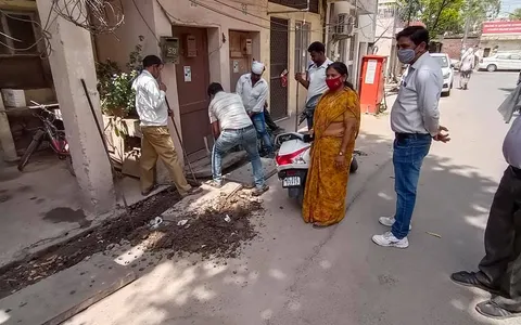 सिद्धार्थ एक्सटेंशन पॉकेट A में बरसाती नालियों की सफाई