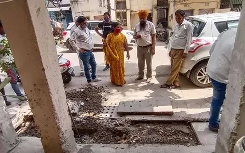 सिद्धार्थ एक्सटेंशन पॉकेट A में बरसाती नालियों की सफाई