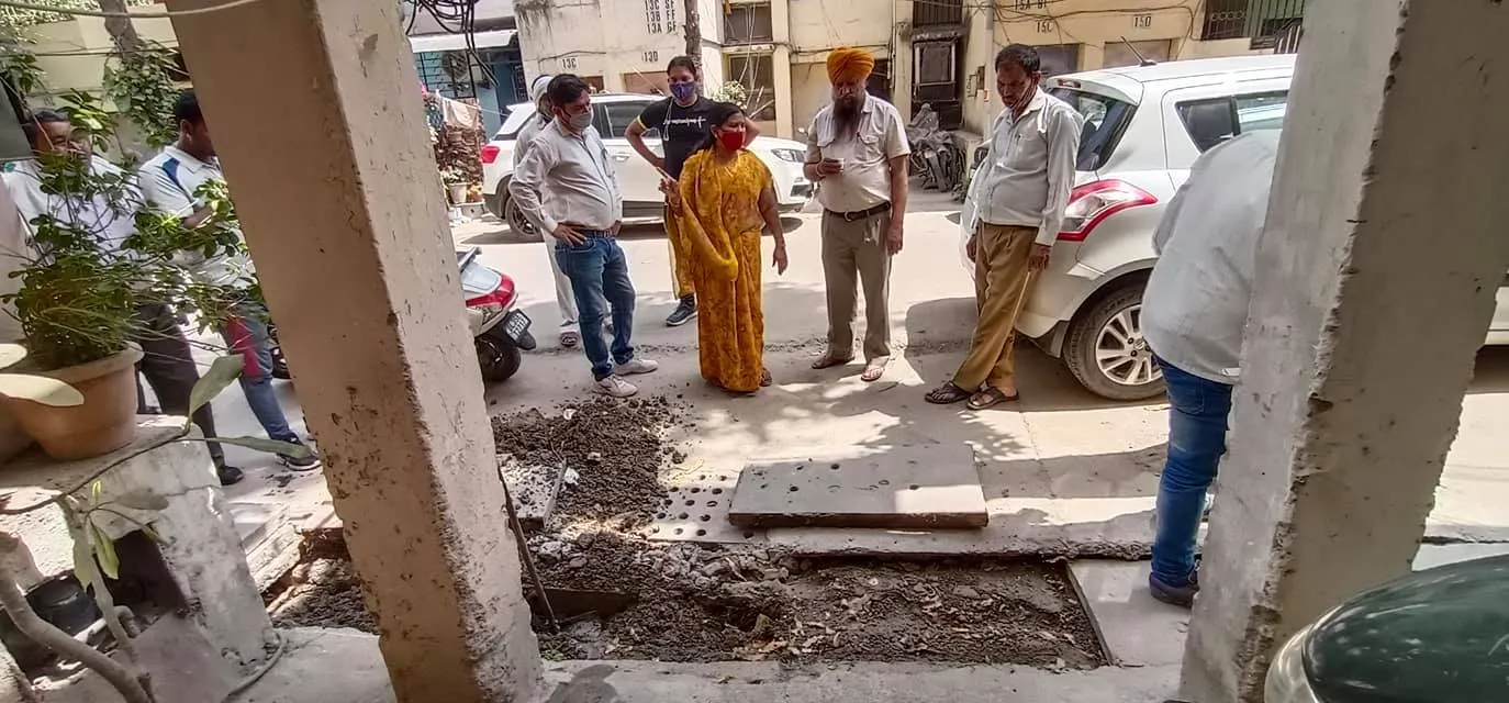 सिद्धार्थ एक्सटेंशन पॉकेट A में बरसाती नालियों की सफाई — तस्वीर 2 में से 8