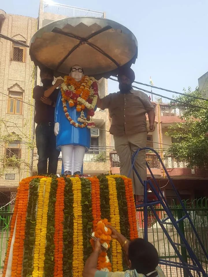 अम्बेडकर जयंती हेतु अम्बेडकर पार्क की सफाई और सजावट — तस्वीर 1 में से 13
