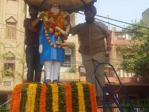 अम्बेडकर जयंती हेतु अम्बेडकर पार्क की सफाई और सजावट
