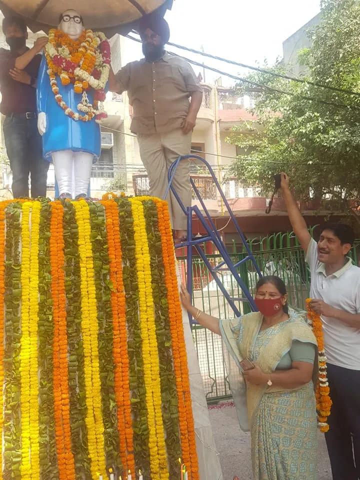 अम्बेडकर जयंती हेतु अम्बेडकर पार्क की सफाई और सजावट — तस्वीर 4 में से 13