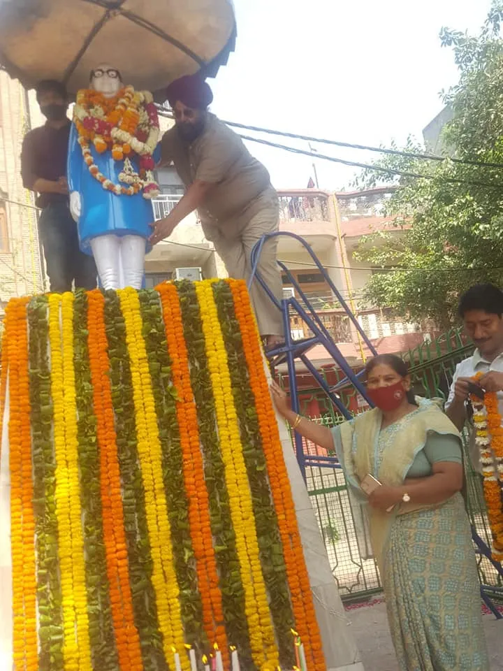 अम्बेडकर जयंती हेतु अम्बेडकर पार्क की सफाई और सजावट — तस्वीर 5 में से 13