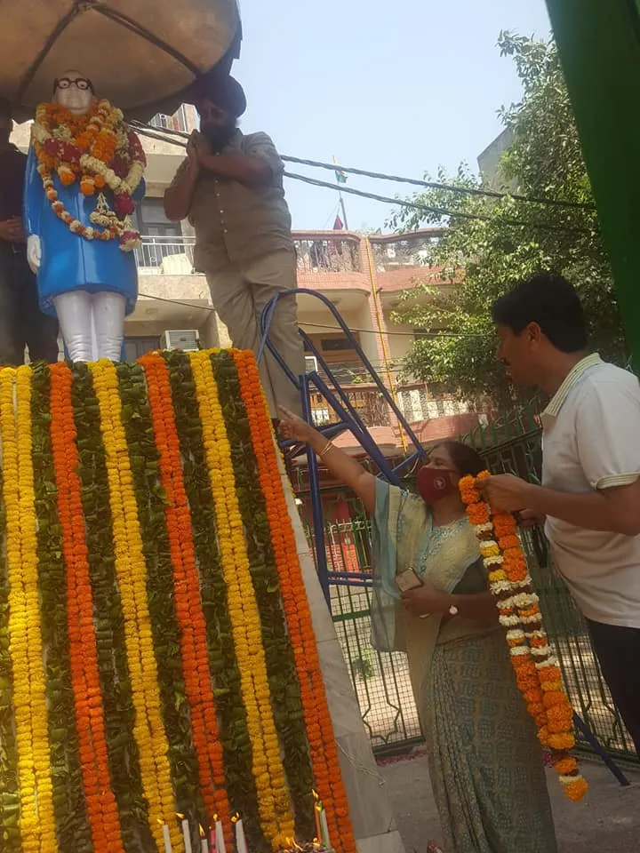 अम्बेडकर जयंती हेतु अम्बेडकर पार्क की सफाई और सजावट — तस्वीर 7 में से 13