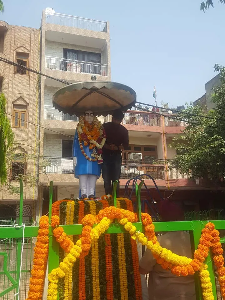 अम्बेडकर जयंती हेतु अम्बेडकर पार्क की सफाई और सजावट — तस्वीर 8 में से 13