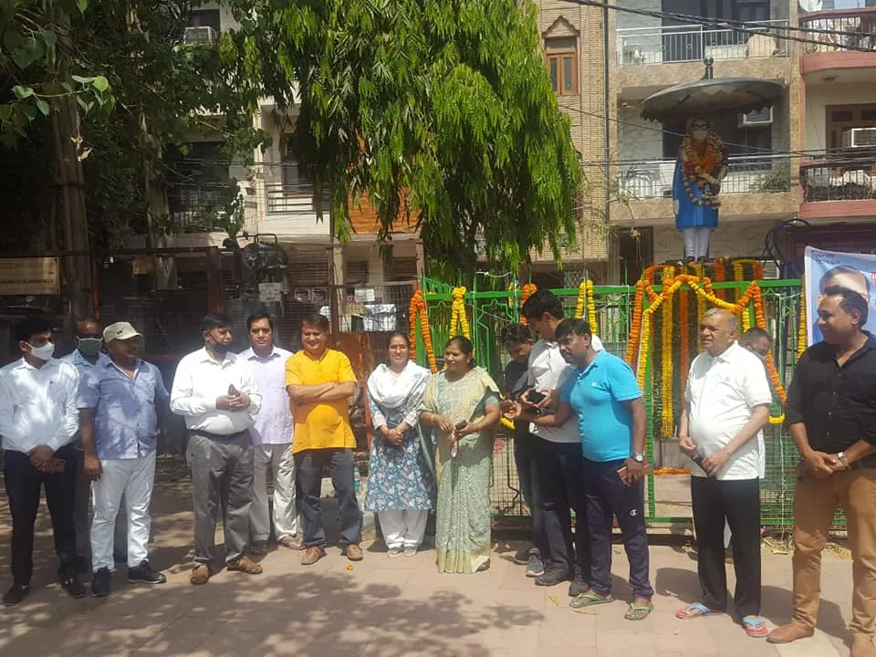 अम्बेडकर जयंती हेतु अम्बेडकर पार्क की सफाई और सजावट — तस्वीर 10 में से 13